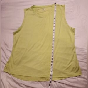 AVIA Women's sleeveless shirt.  Size XL Lime green. Good condition.